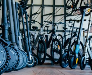 Autos, bicicletas y scooters